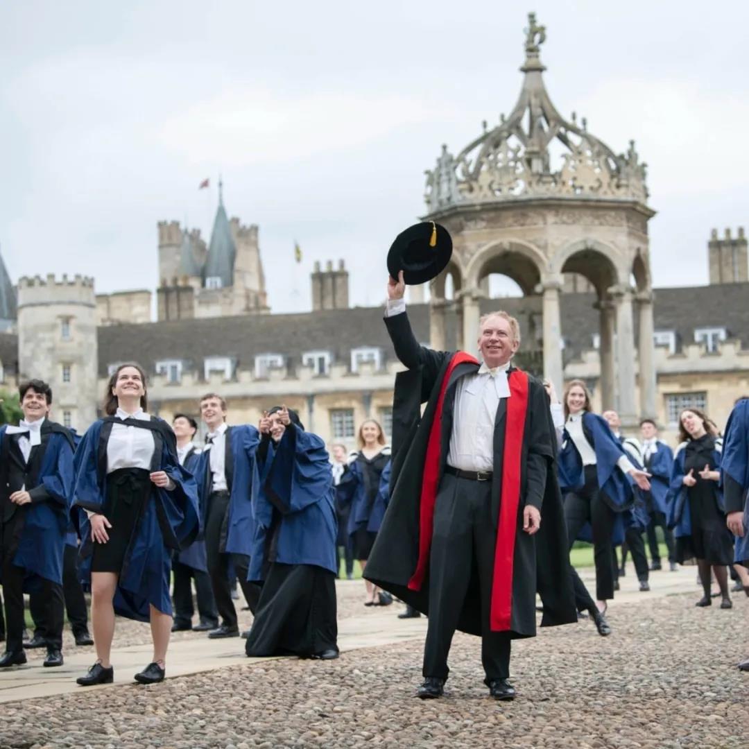 6月30日英国剑桥大学举行了线下毕业典礼