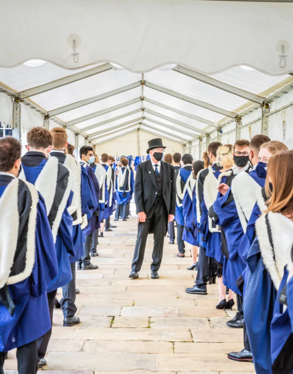 6月30日英国剑桥大学举行了线下毕业典礼